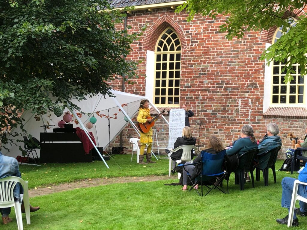 optreden bij de kerk in den andel