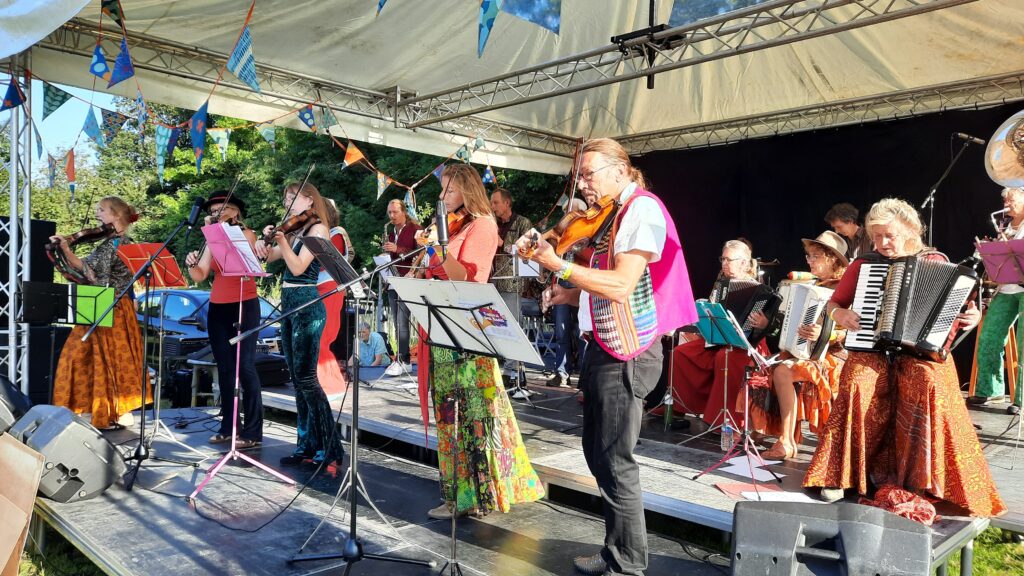 Andelstar Balkanbeat Orchestar 2021 in de dorpstuin